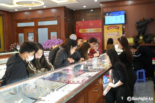 Giá vàng tăng dựng đứng, người dân Nghệ An giao dịch thận trọng