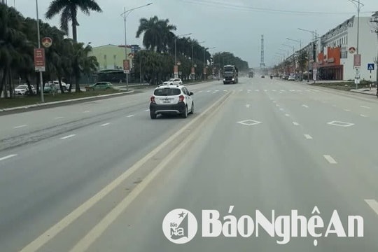 Xe ô tô đi ngược chiều trên Quốc lộ 15