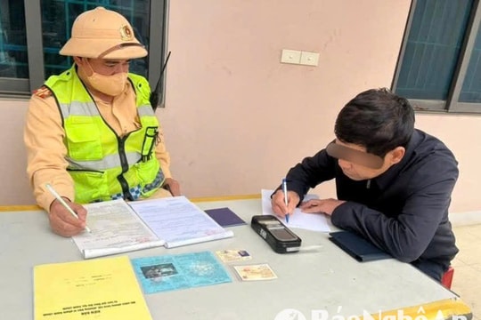 Kịp thời xác minh tài xế ô tô đi ngược chiều trên Quốc lộ 15