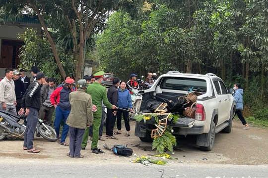 Va chạm với xe bán tải, hai học sinh thương vong