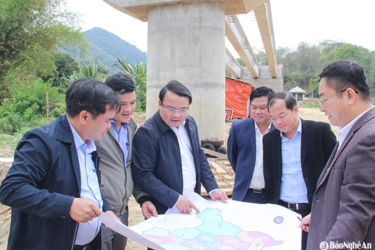 Phó Chủ tịch UBND tỉnh Nghệ An Phùng Thành Vinh kiểm tra tiến độ các dự án đầu tư tại Kỳ Sơn