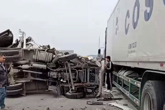 Lật xe trên cao tốc, giao thông ùn tắc đoạn qua Nghệ An