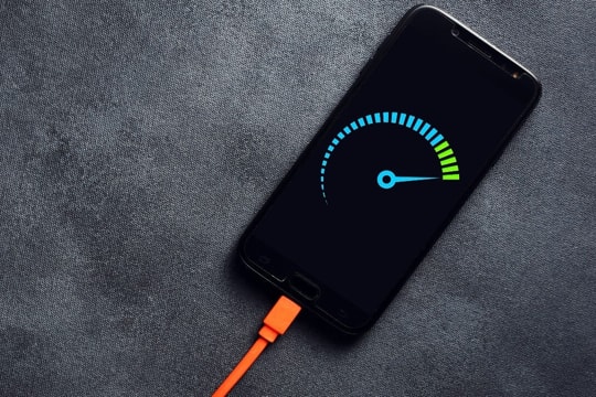 Sạc nhanh có làm hại pin điện thoại không? Sự thật bạn cần biết