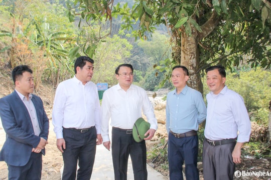 Phó Chủ tịch UBND tỉnh Phùng Thành Vinh làm việc tại huyện Tương Dương về sắp xếp đơn vị hành chính.