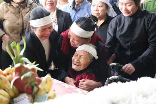 Khoảnh khắc mẹ liệt sĩ 104 tuổi òa khóc đón nhận hài cốt con trai sau hơn nửa thế kỷ chờ đợi