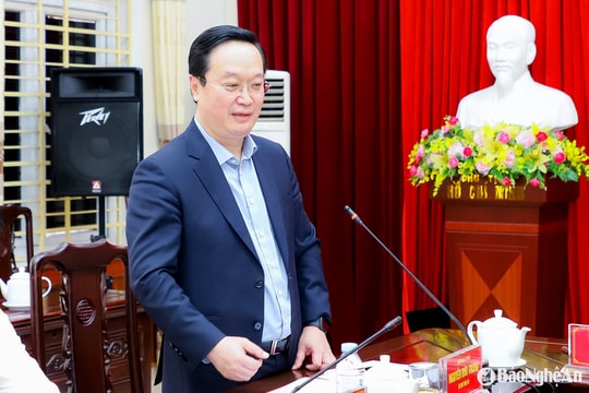 Bí thư Tỉnh ủy Nguyễn Đức Trung dự sinh hoạt tại Chi bộ Ban Tổ chức, Đảng bộ Cơ quan Thành ủy Vinh