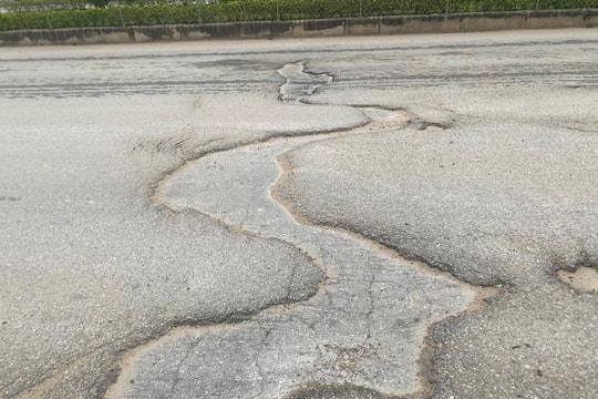 Đường trung tâm thị xã Thái Hòa xuống cấp nghiêm trọng