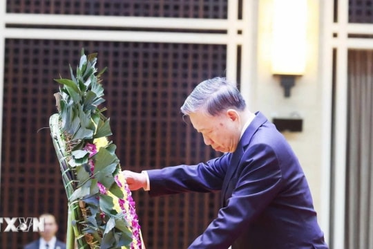 Tổng Bí thư Tô Lâm dẫn đầu đoàn Việt Nam viếng đồng chí Khamtay Siphandone