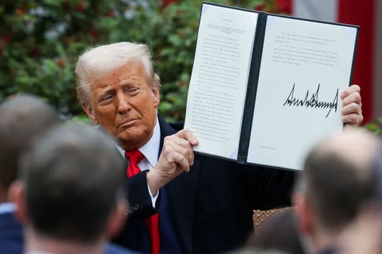 Thị trường chứng khoán toàn cầu sập mạnh sau đòn áp thuế đối ứng của ông Trump