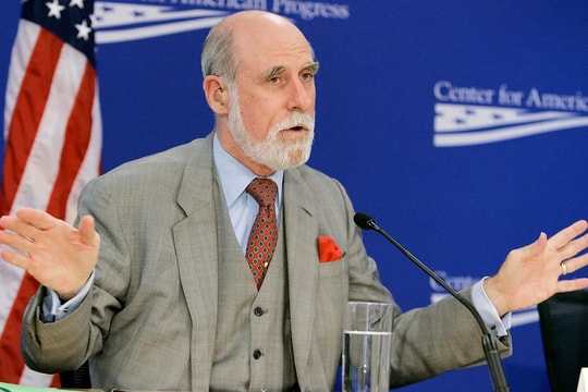 'Cha đẻ của Internet' cảnh báo: Con người đang quá phụ thuộc AI, đến mức có thể đánh mất năng lực tự chủ của chính mình