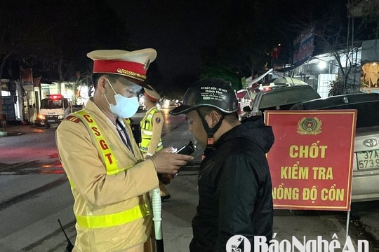 Cảnh sát giao thông Nghệ An đồng loạt ra quân kiểm tra nồng độ cồn trong tối 5/4