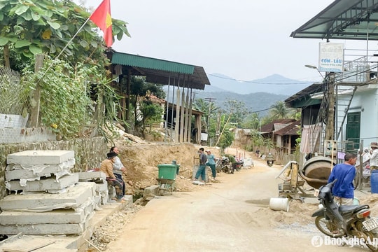 Người dân thị trấn vùng cao Nghệ An đồng loạt dỡ rào hiến đất mở đường