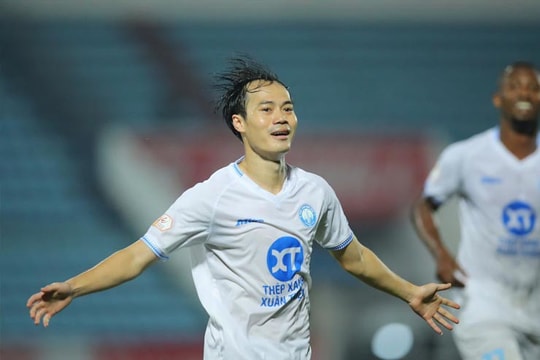 Cú ngược dòng ngoạn mục của Văn Toàn; Derby tẻ nhạt, Man Utd hòa không bàn thắng trước Man City