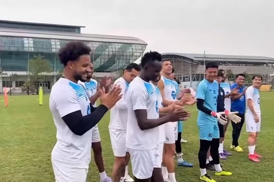 Nguyễn Xuân Son tập luyện trên sân cỏ trở lại; PSG vô địch Ligue 1 sớm 6 vòng đấu