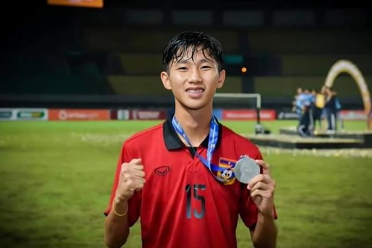 Trụ cột tuyển Việt Nam báo tin không vui cho HLV Kim Sang-sik; Tiền vệ Lào lọt top đắt giá nhất khi đến V-League