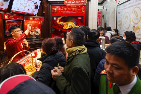 Giá vàng chiều 7/4/2025: Giá vàng thế giới giảm về sát 3000 USD