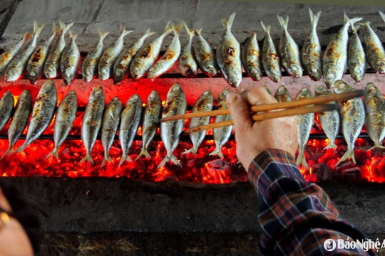 Thơm lừng đặc sản cá nướng than hồng tại biển Cửa Lò