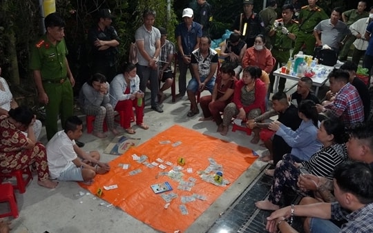 Bắt quả tang 23 đối tượng đánh bạc, tạm giữ gần 300 triệu đồng