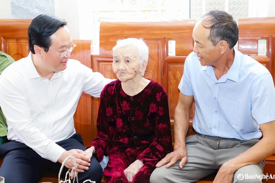 Bí thư Tỉnh ủy Nguyễn Đức Trung thăm, tặng quà người có công nhân kỷ niệm 50 năm Ngày Giải phóng miền Nam