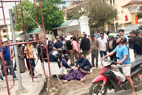 TP Vinh: Một thợ lắp biển quảng cáo bị điện giật rơi xuống đất