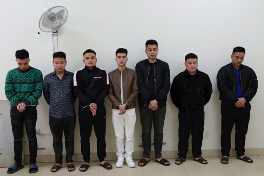 Công an Nghệ An đột kích chung cư, bắt nhóm đối tượng đang lắc lư 'say' ma túy