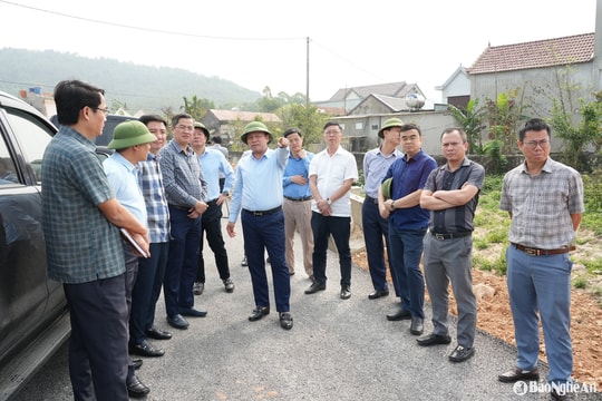 Phó Chủ tịch UBND tỉnh Nghệ An Hoàng Phú Hiền kiểm tra tiến độ tuyến đường ven biển