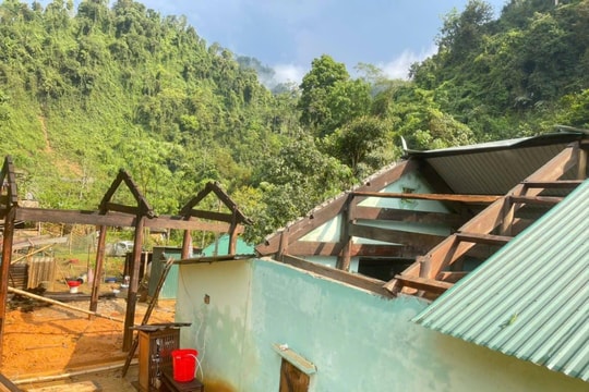 Nhiều nhà dân xã biên giới Nghệ An bị tốc mái do mưa đá