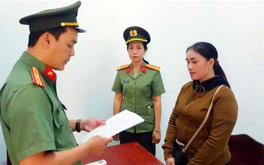 Khách và chuyên viên ngân hàng thông đồng làm 'sổ đỏ' giả để vay vốn