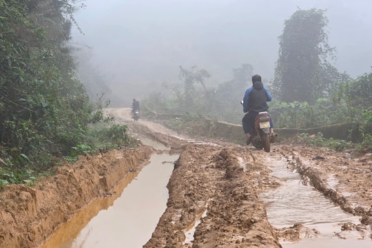 Đường xuống cấp nặng, tiền chở vật liệu làm nhà cho đồng bào Đan Lai cao gấp đôi giá vật liệu