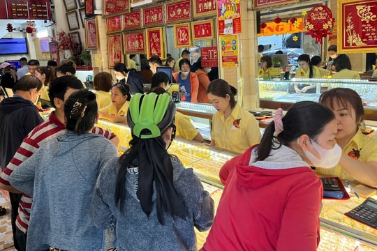 Giá vàng chiều nay 10/4/2025: Giá vàng trong nước và thế giới giảm nhẹ vì siêu thuế 125%