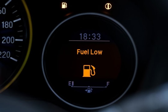 Còn bao nhiêu xăng trong bình khi đèn báo nhiên liệu sáng?