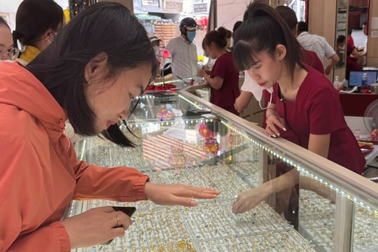 Cập nhật giá vàng chiều 11/4/2025: Giá vàng trong nước và thế giới duy trì đà tăng dù giảm so với buổi sáng