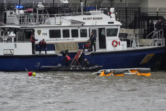 Mỹ: Trực thăng rơi xuống sông ở New York, 6 người thiệt mạng