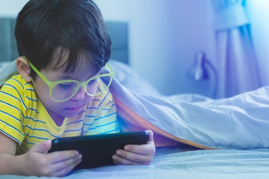 Hơn 1/3 trẻ em và thanh thiếu niên trên toàn cầu đang mắc cận thị