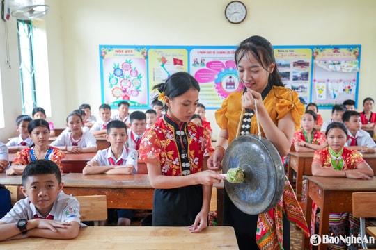 Ngôi trường ở Nghệ An đưa cồng chiêng, sáo trúc... vào lớp học