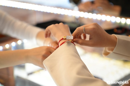 Thị trường vàng Nghệ An 'đóng băng' trước cơn sốt giá