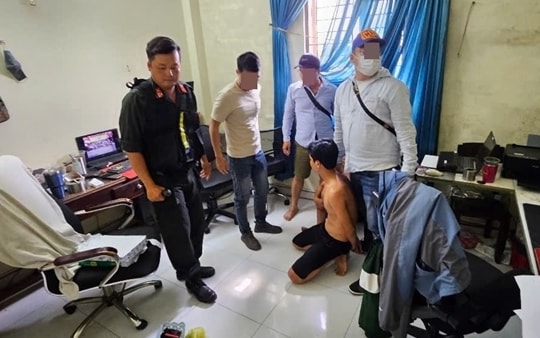 Bắt giữ Công an 'rởm' và nhóm đối tượng làm giấy tờ giả quy mô lớn