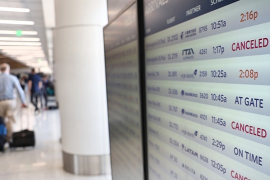 Financial Times: Người châu Âu hủy chuyến đến Mỹ