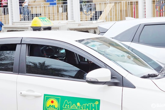 Tài xế xe taxi Mai Linh vô tư dừng xe trên đường, nằm xem điện thoại gây ách tắc giao thông