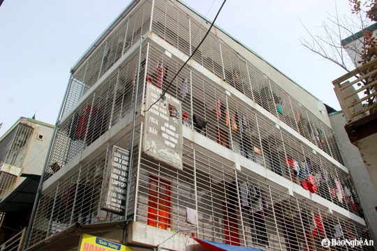 Lối thoát hiểm của nhiều nhà trọ cao tầng ở TP Vinh bị bịt kín