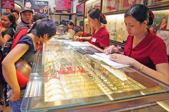 Cập nhật giá vàng ngày 14/4/2025: Giá vàng trong nước tiếp tục tăng lên mức cao nhất mọi thời đại, vàng thế giới giảm nhẹ