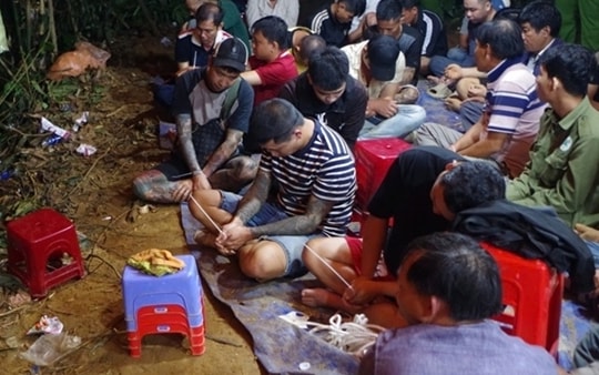 Đột kích sòng bạc trong rừng, bắt 36 đối tượng, thu giữ 800 triệu đồng