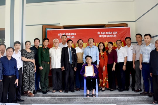 Trao tiền hỗ trợ xây dựng 4 nhà tình nghĩa cho thân nhân liệt sĩ ở huyện Nghi Lộc