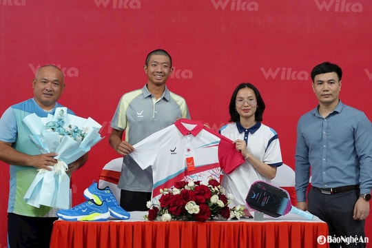 Thần đồng Pickleball Quang Dương giao lưu với người hâm mộ thành phố Vinh