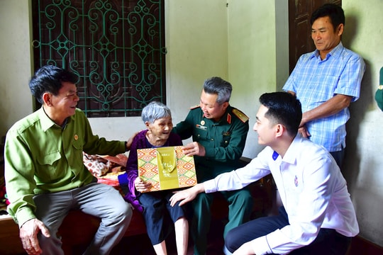 Hội Cựu chiến binh tỉnh Nghệ An thăm, tặng quà gia đình chính sách, người có công