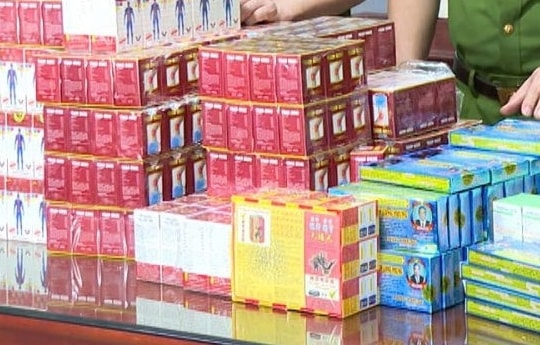 Khởi tố 14 đối tượng, thu giữ gần 10 tấn nguyên liệu và thuốc giả