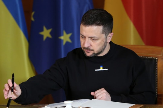 Politico: Pháp giúp ông Zelensky viết thư xin lỗi ông Trump