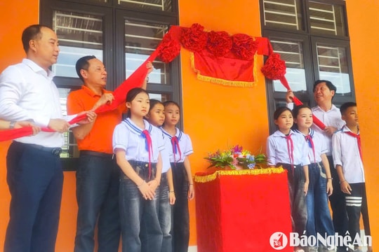 Lễ gắn biển công trình thư viện và trao quà cho học sinh có hoàn cảnh khó khăn tại Tương Dương