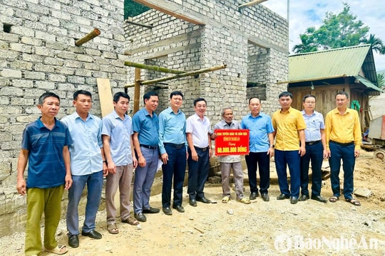 Ban Tuyên giáo và Dân vận Tỉnh ủy Nghệ An trao tặng nhà cho các hộ gia đình khó khăn tại Quỳ Hợp
