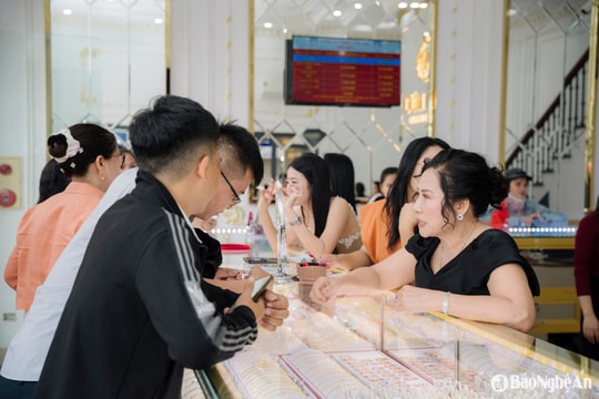 Chênh lệch mua - bán cao, thị trường vàng Nghệ An ‘tê liệt’